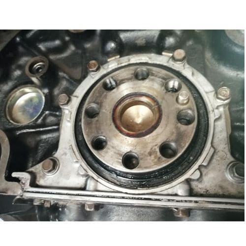 chảy dầu phớt đuôi trục cơ